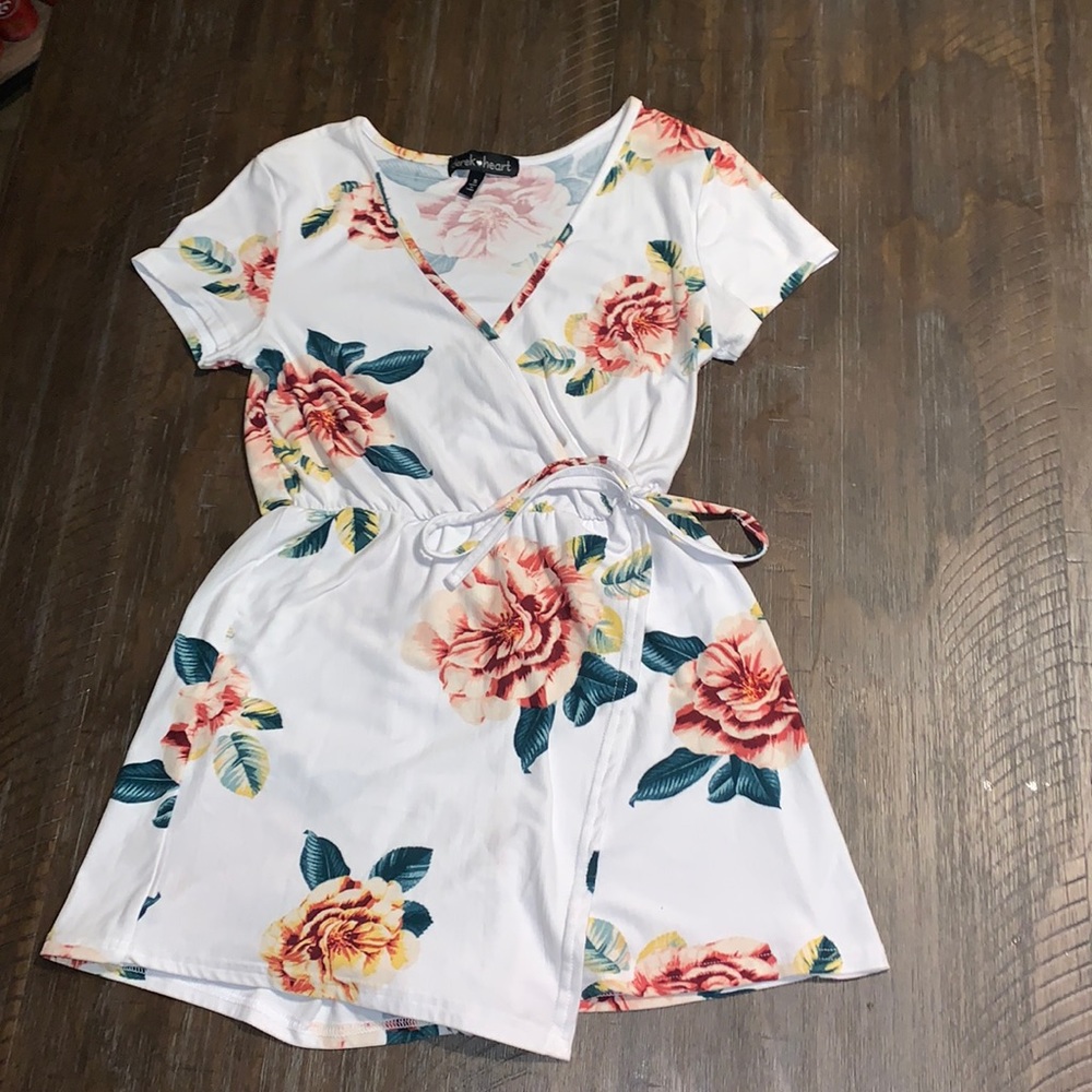 A cute flowery romper the fit is perfect 😍
